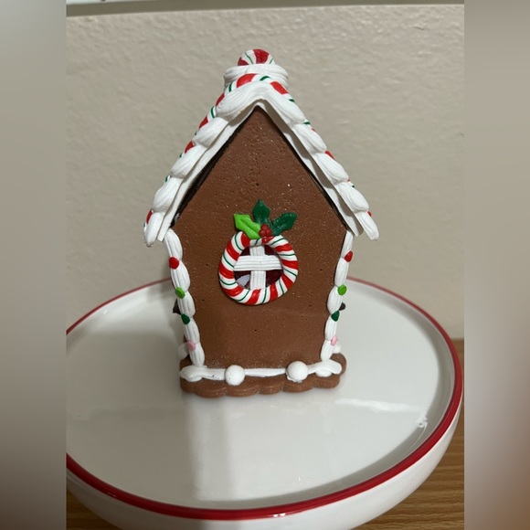 Small Light Up Gingerbread House - Picture 3 of 6